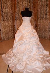 Пышное белое свадебное платье.